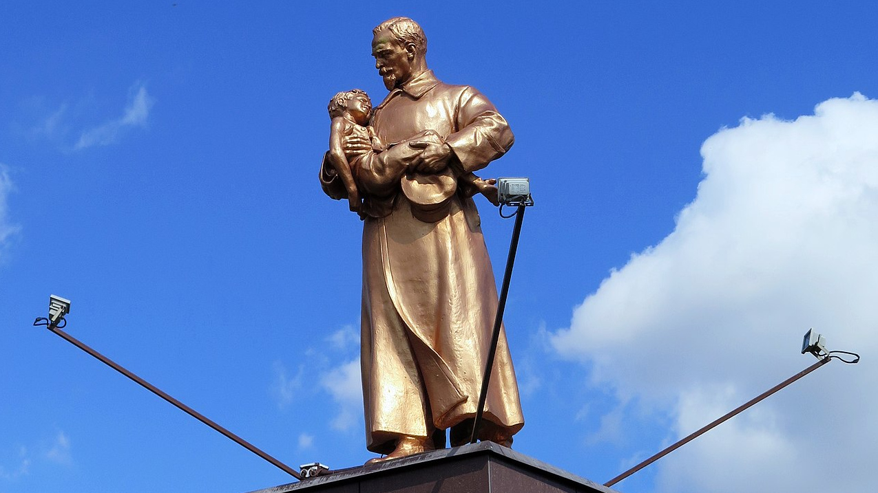 Памятник Дзержинскому в Астрахани