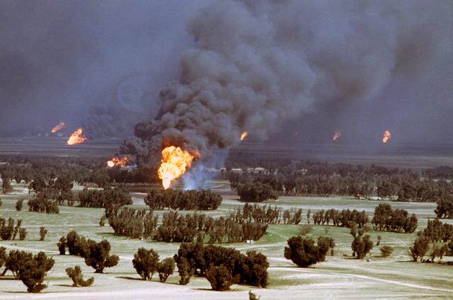 Нефтяные скважины, подожжённые иракской армией при отступлении из Кувейта, 1991 год. [сс]