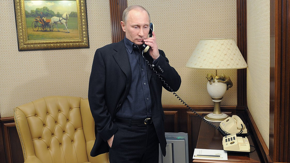 Владимир Путин говорит по телефону