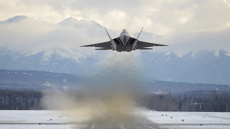 F-22 компании Lockheed Martin идет на взлет