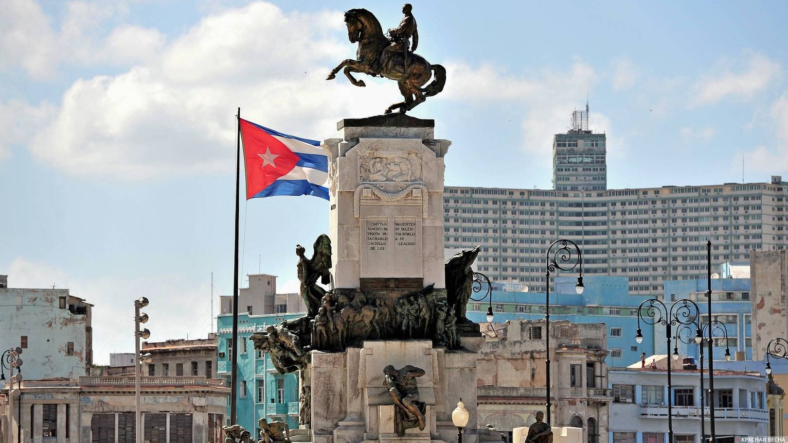 Флаг Кубы и памятник Антонио Масео в Гаване. Куба