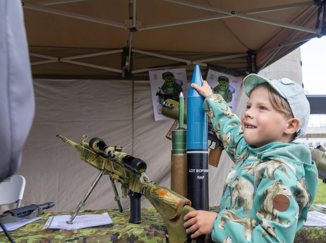 Ребенок в палатке Кайтселийта. Таллин. 20 августа 2025