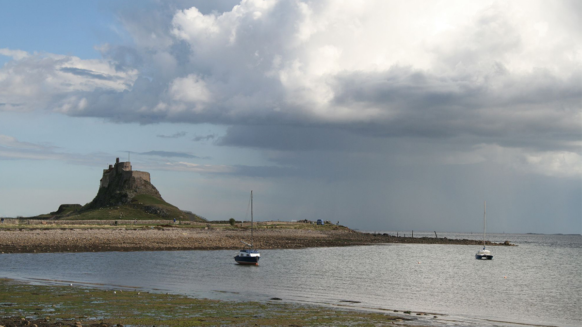 Островок Линдисфарн и замок.