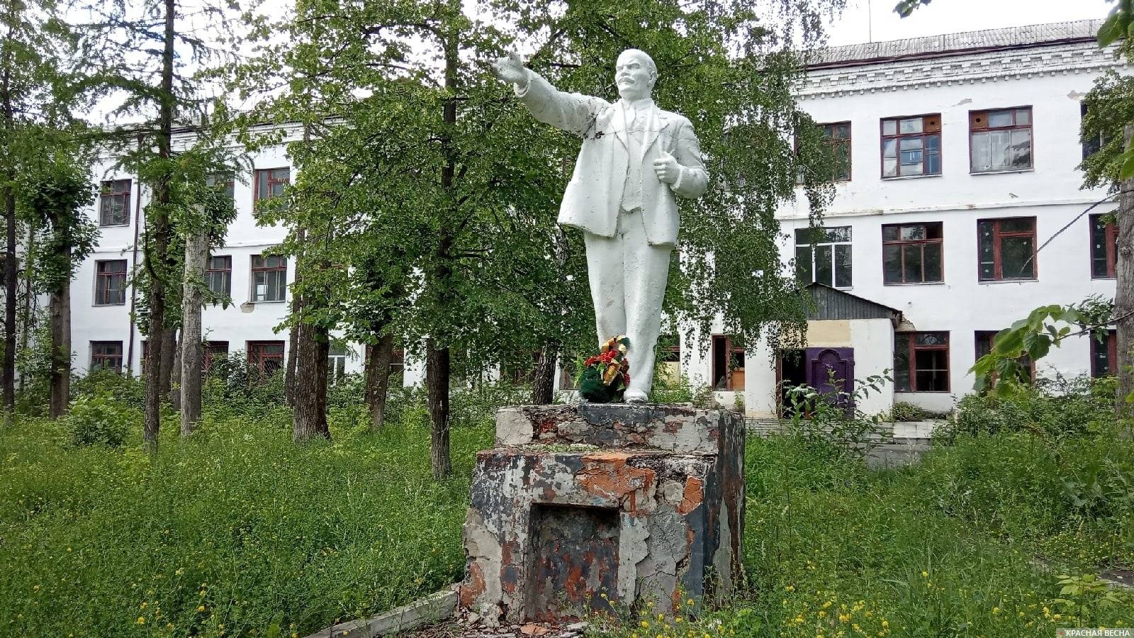 Памятник Ленину в Кургане на улице Карбышева, июнь 2022 года