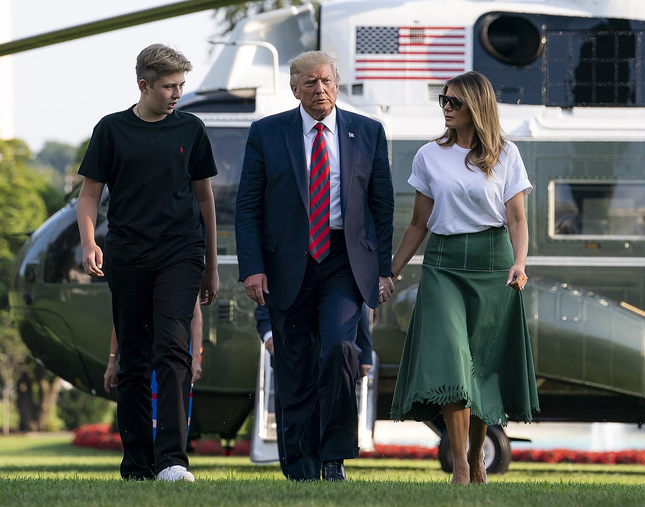 Бэррон Трамп с родителями