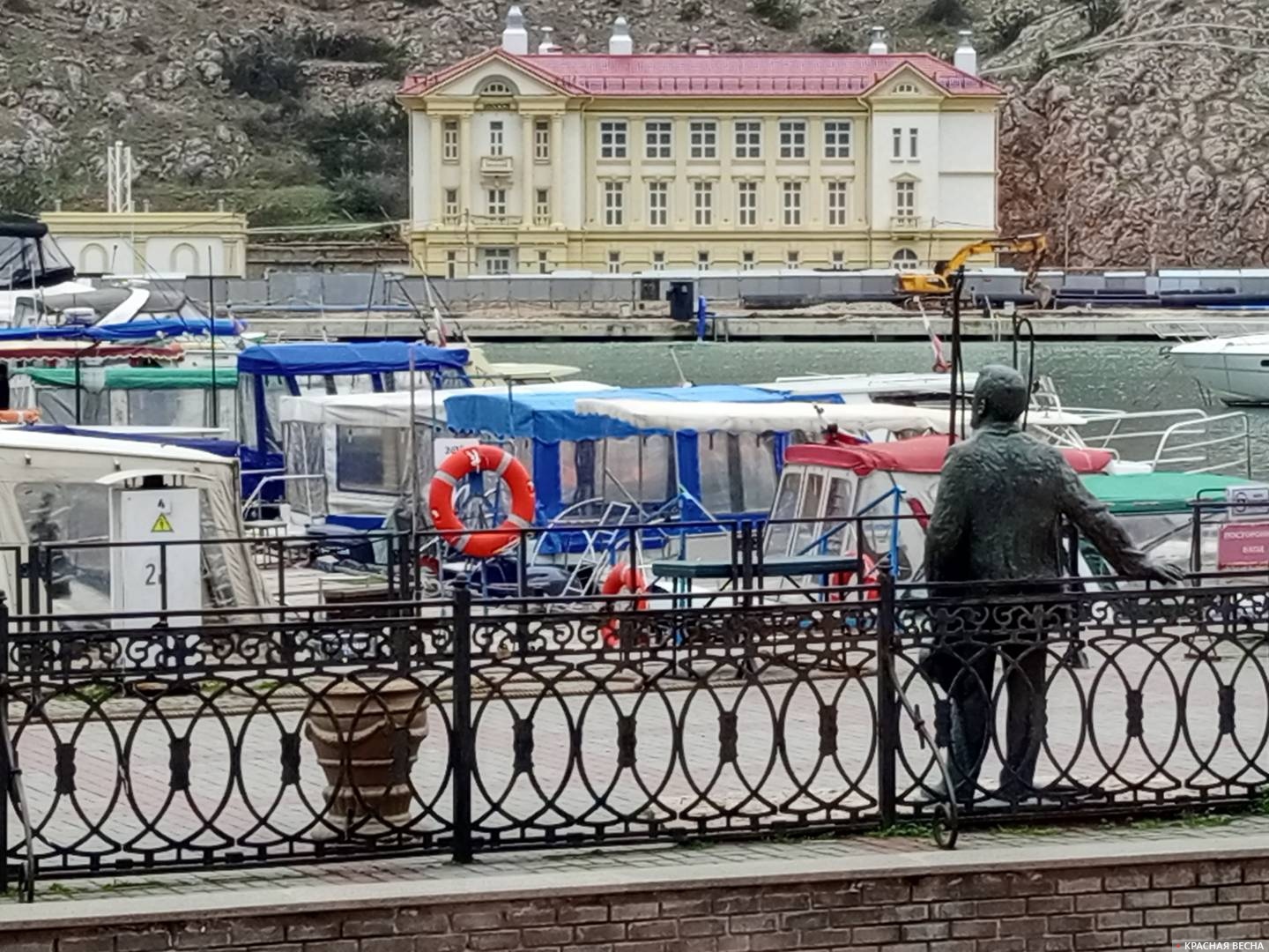 Балаклавская набережная и памятник Куприну