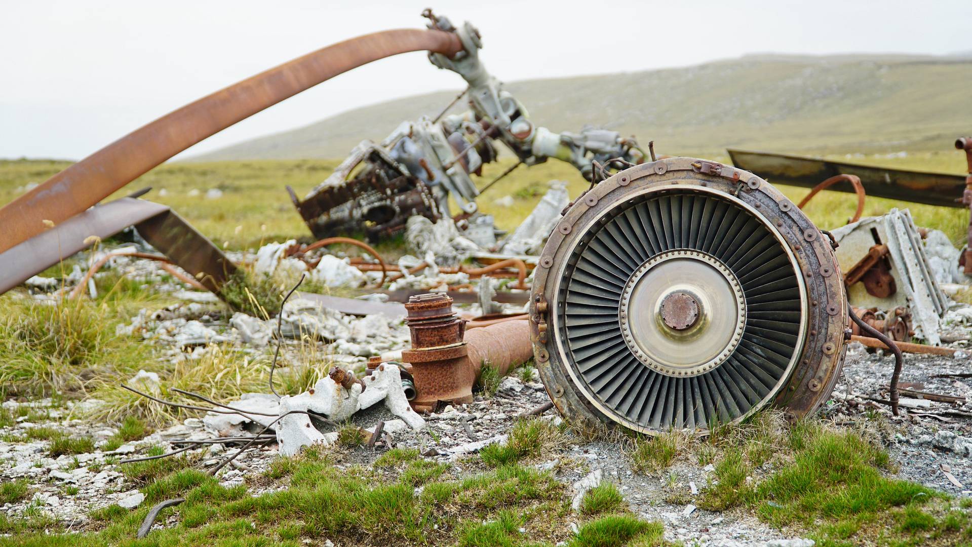 Обломки упавшего вертолета