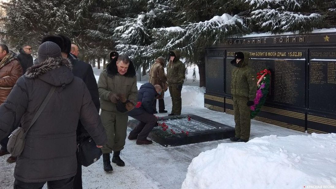 Возложение цветов у пилона воинам погибшим в локальных конфликтах