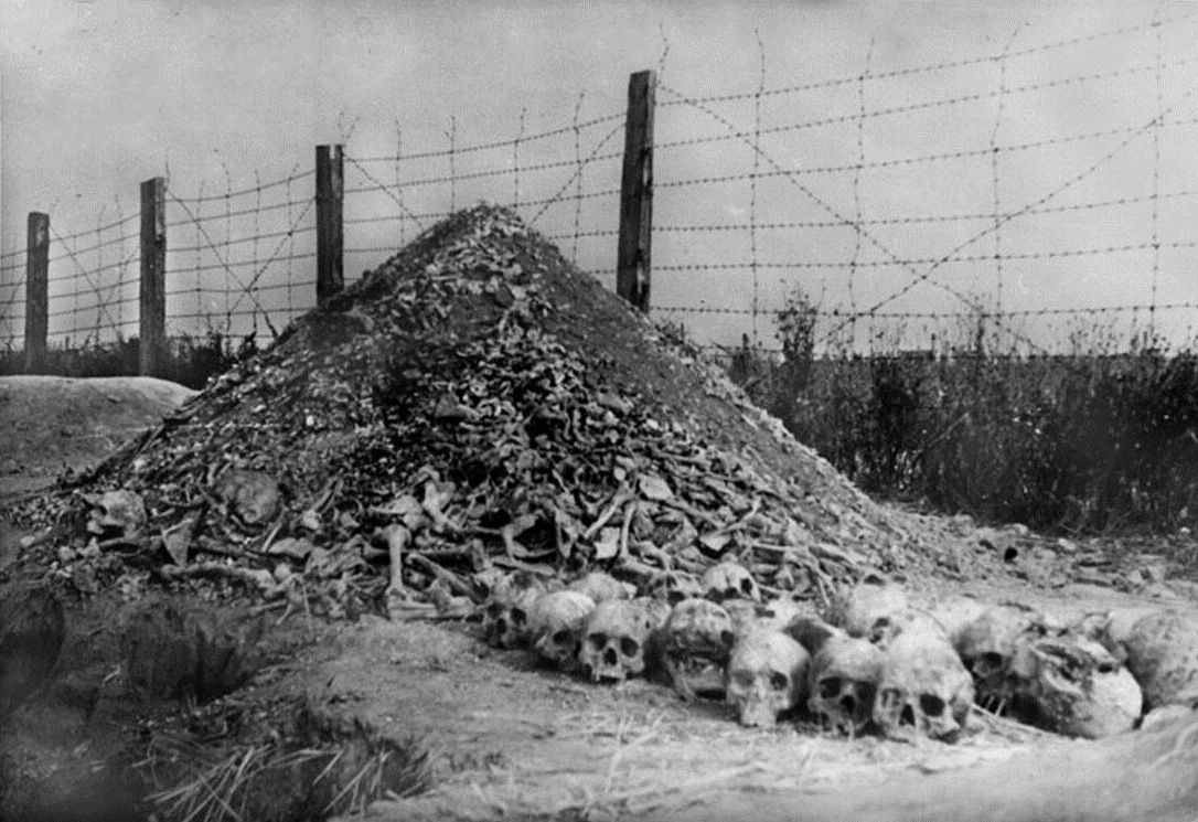 Человеческие останки в нацистском лагере смерти Майданек. 1945