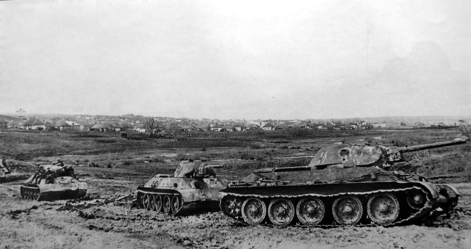 Советские танки Т-34 перед атакой, Юго-Западный фронт. Май 1942 года