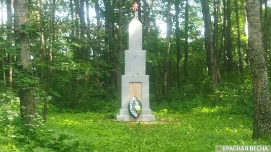Монумент в деревне Леоново