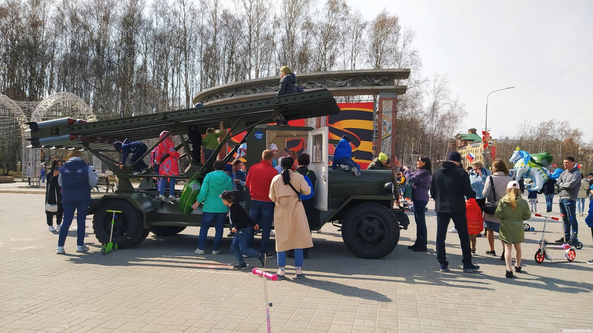 Дети на выставке военной техники времен Великой Отечественной войны, Ханты-Мансийск