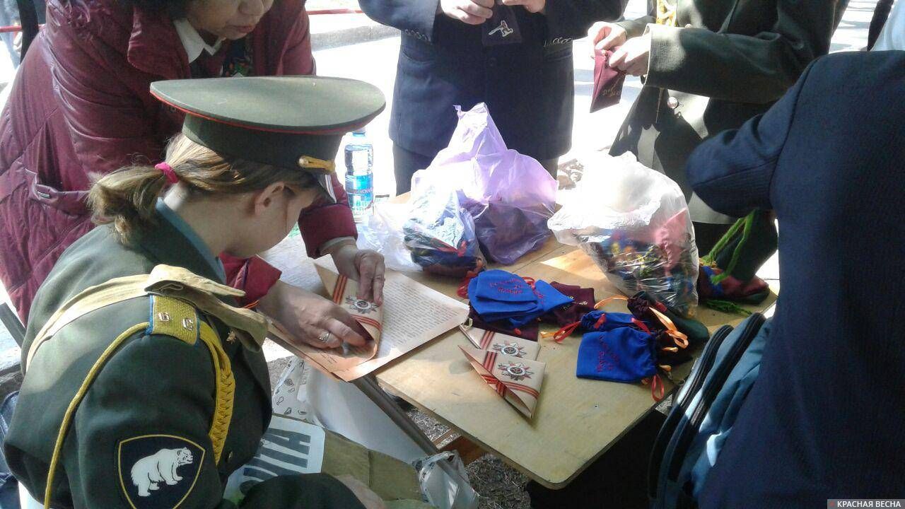 «Суть времени» вместе с ветеранами готовится раздавать «Письма с фронта» около Монумента Славы. Новосибирск. 9 мая 2019