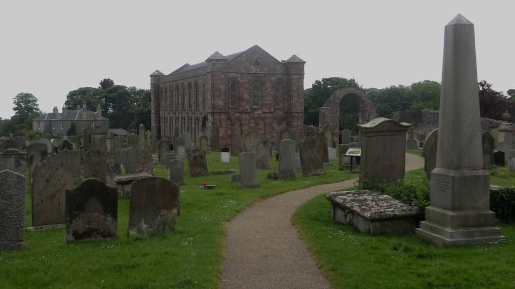 Церковь в Колдингеме и древнее кладбище