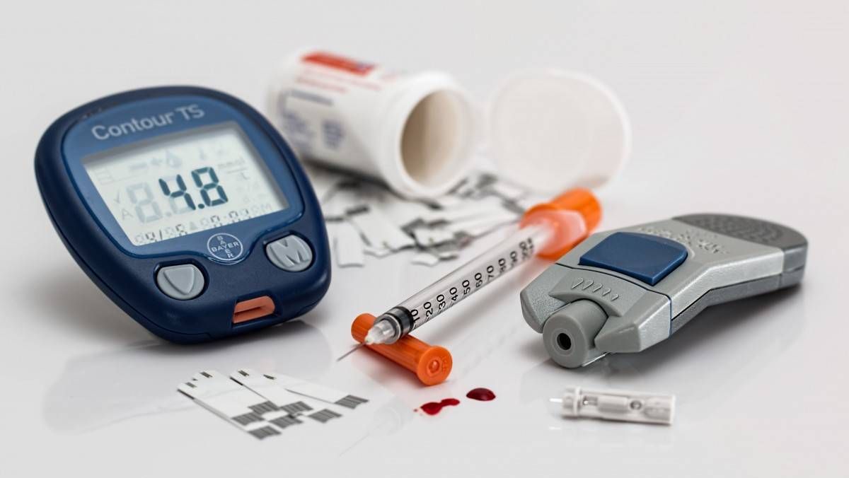 Глюкометр и инсулиновый шприц