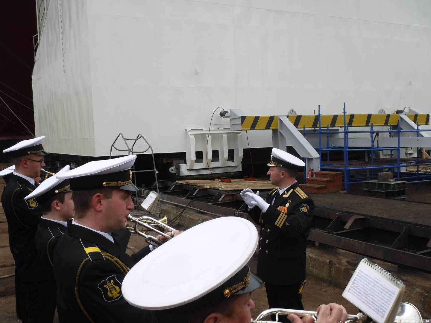 Перед отправлением гиганта на воды Невы его традиционно напутствовал оркестр Морского корпуса им. Петра Великого 