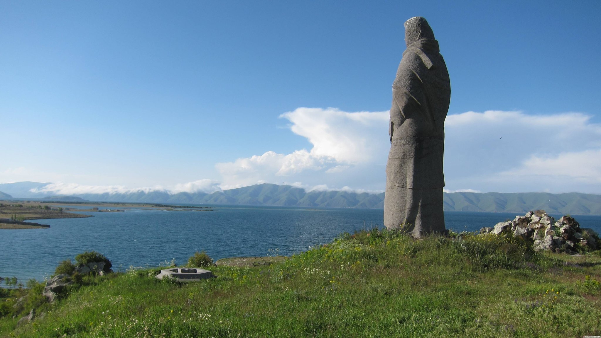 Памятник погибшим в войне 1988–1993гг на фоне оз.Севан. Армения.