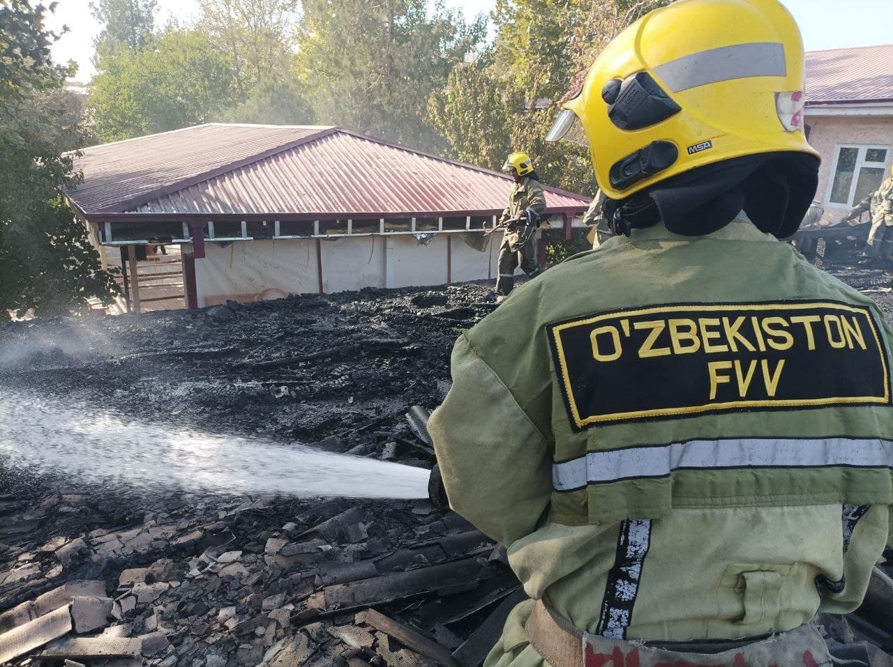 Тушение пожара на крыше детского сада в Самарканде