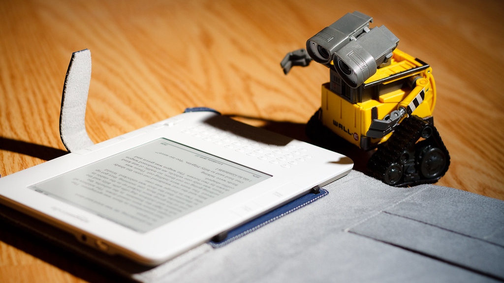 Робот читает электронную книгу