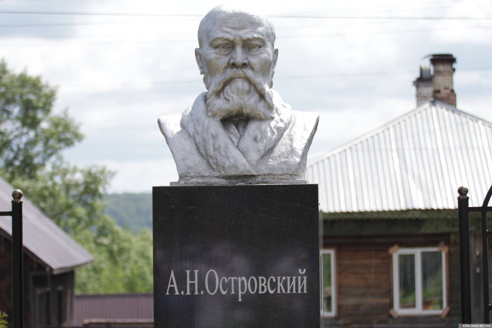 Памятник Александру Николаевичу Островскому в поселке Островское, 8 июня 2024 года
