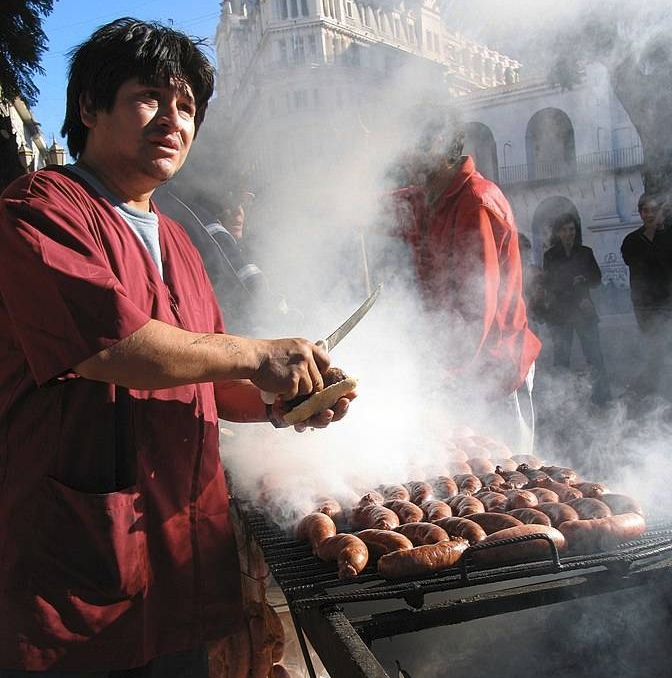 Уличный продавец «чорипан» — колбасок в булке