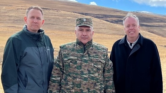 Марк Кэмерон (справа) на границе с Азербайджаном в Гегаркуникской области Армении
