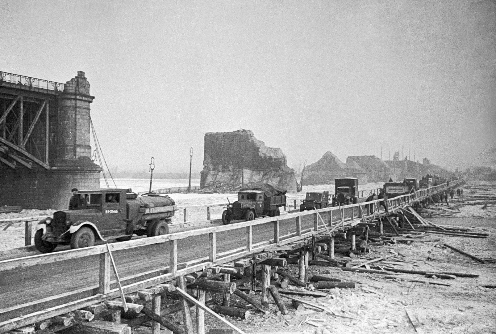 Владимир Гребнев. Советские автомобили проезжают по возведенному деревянному мосту через Вислу в районе Варшавы. Январь 1945 г.