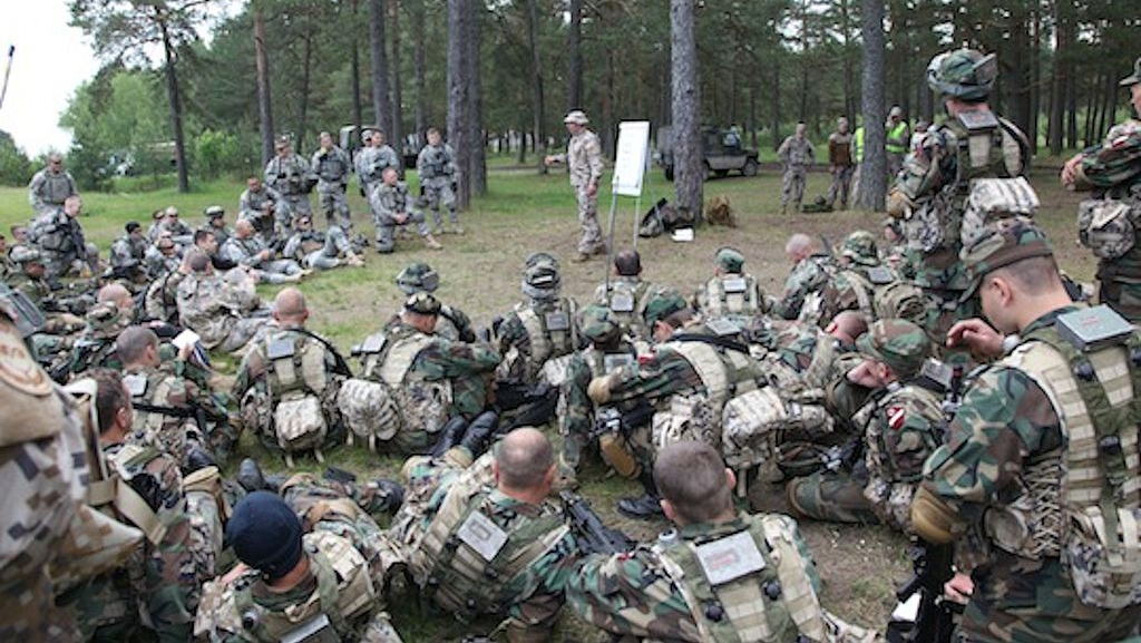 Латвийские и Американские солдаты перед учениями