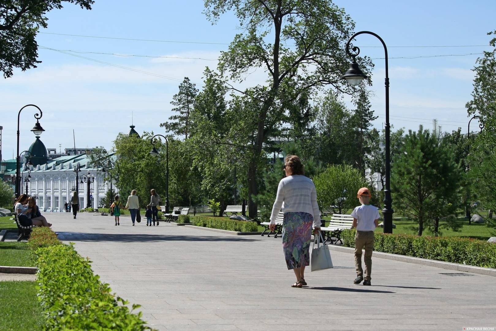 Люди гуляют по скверу им. Дзержинского. Омск