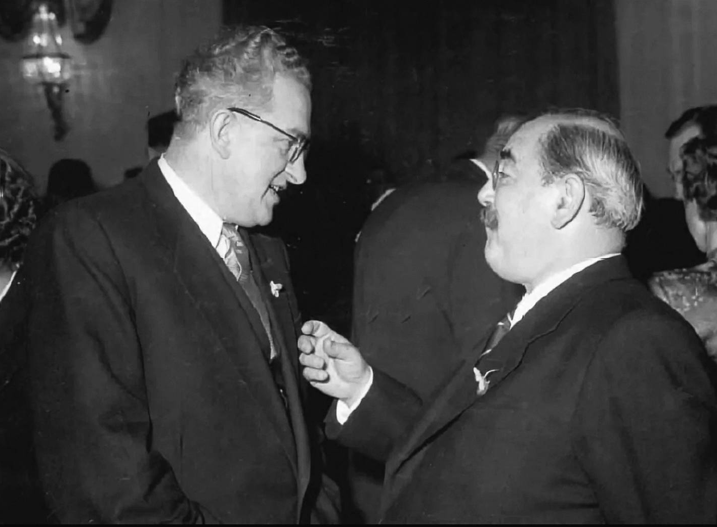 Советский посол в Будапеште Юрий Андропов (слева) с председателем Совета министров Венгерской Народной Республики Имре Надем на торжественном приеме. 1954