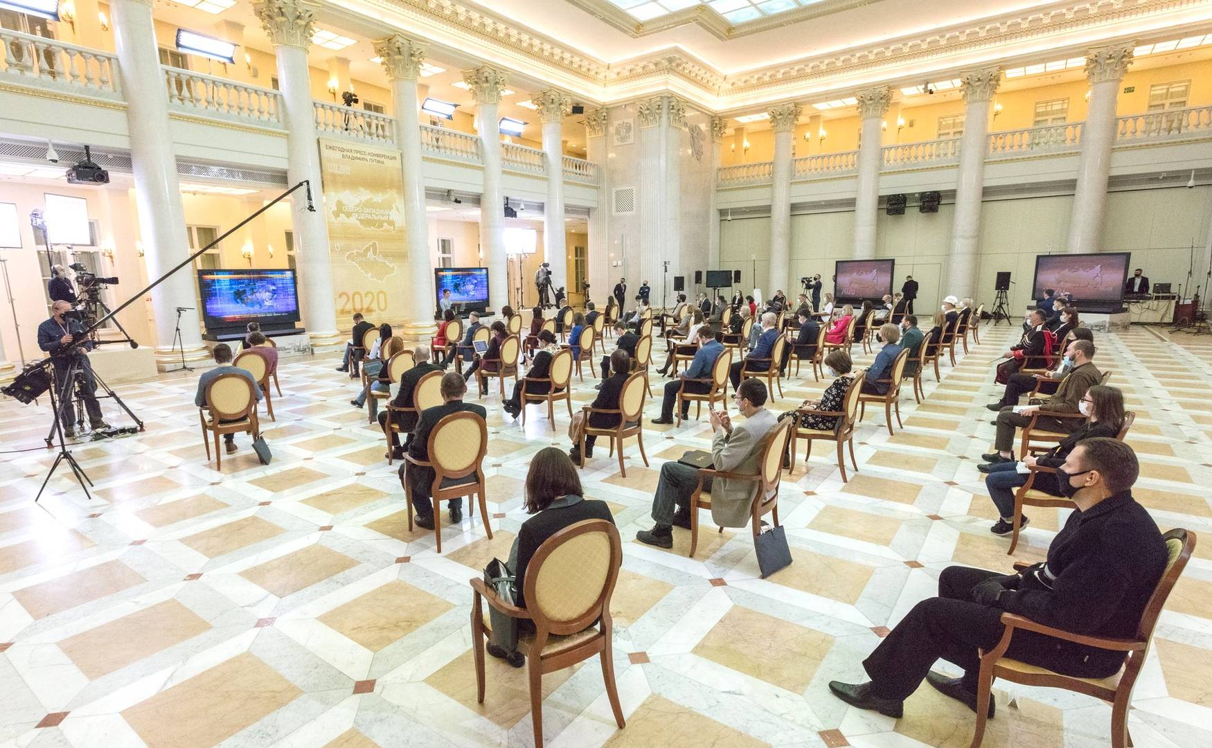 Журналисты на пресс-конференции Владимира Путина. 17 декабря 2020 г.