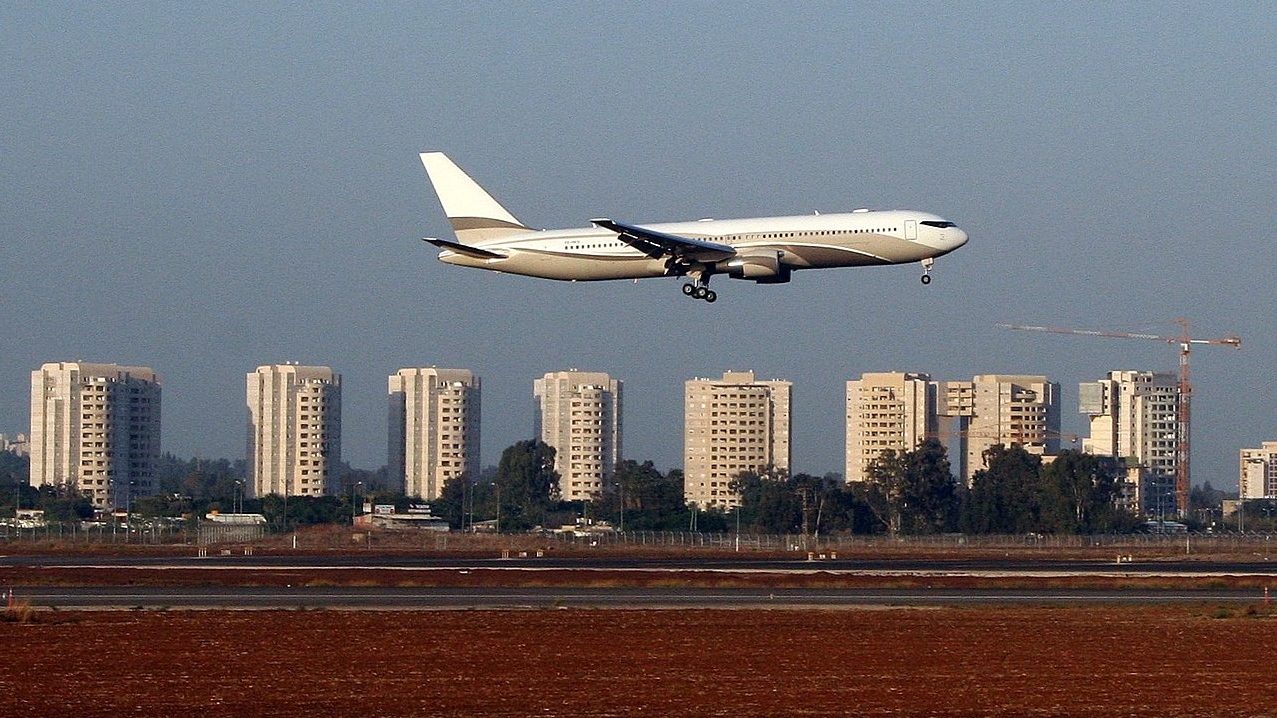 Самолет садится в аэропорту имени Давида Бен-Гуриона в Тель-Авиве