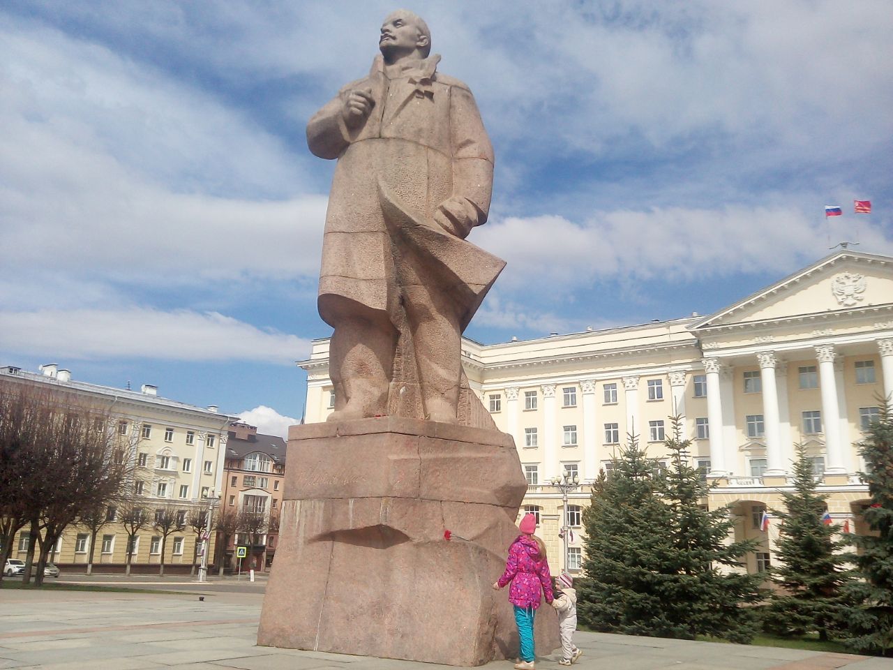 Памятник В.И. Ленину. Смоленск. 1 Мая, подготовка к 9 Мая 2022 года. 