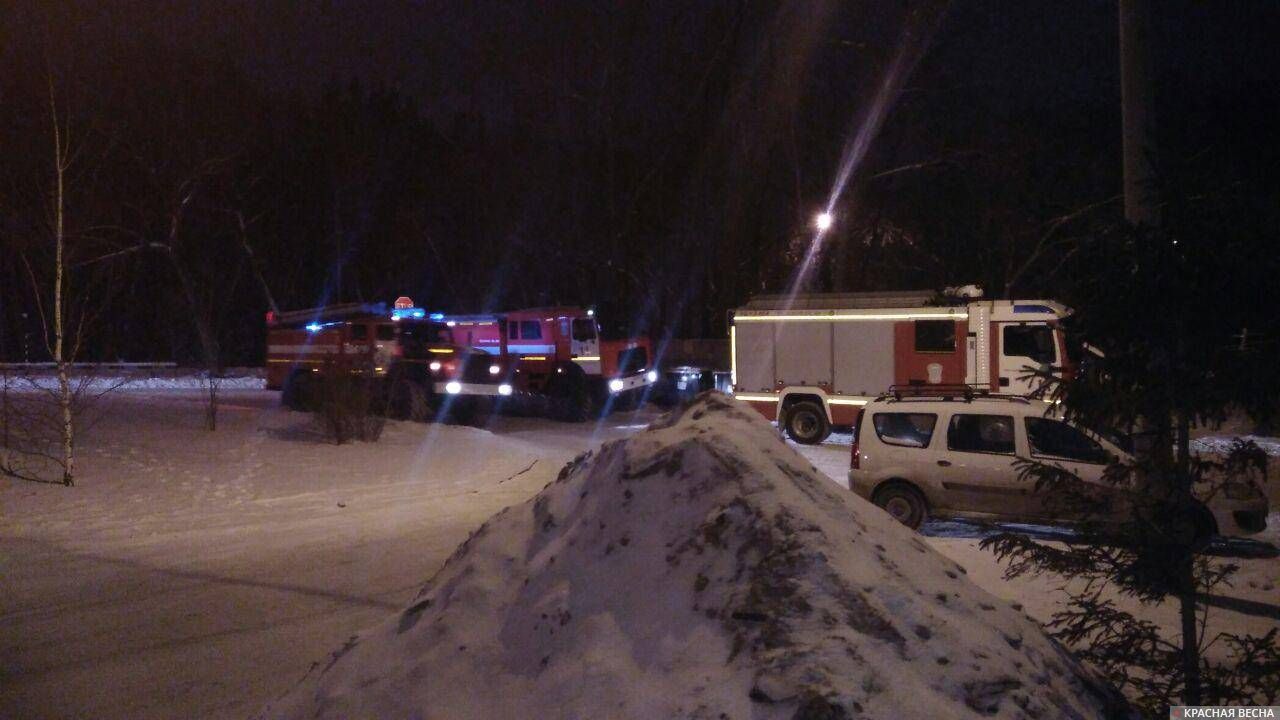 Пожарные машины у дома