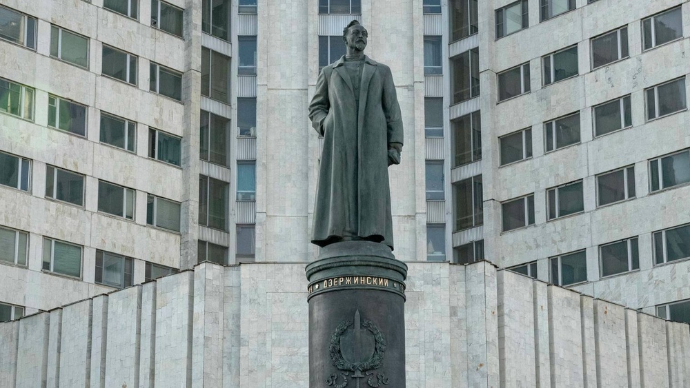 Памятник Феликсу Эдмундовичу Дзержинскому на территории штаб-квартиры Службы внешней разведки РФ