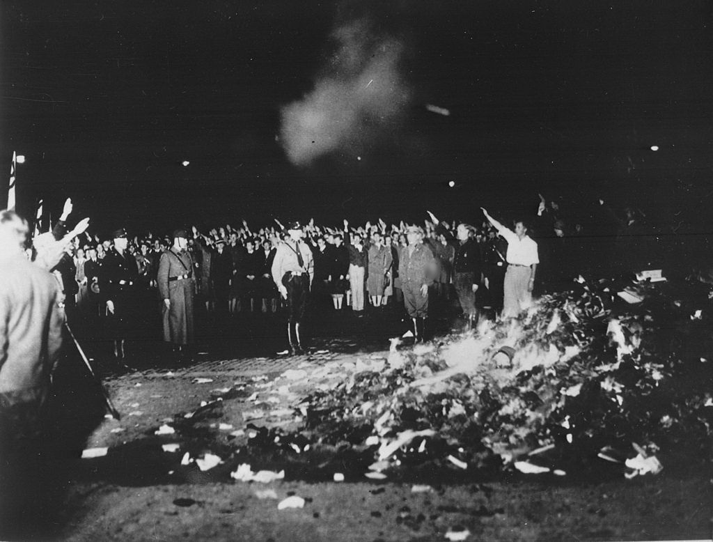 Студенты сжигают негерманские книги. Берлин. Германия 1933