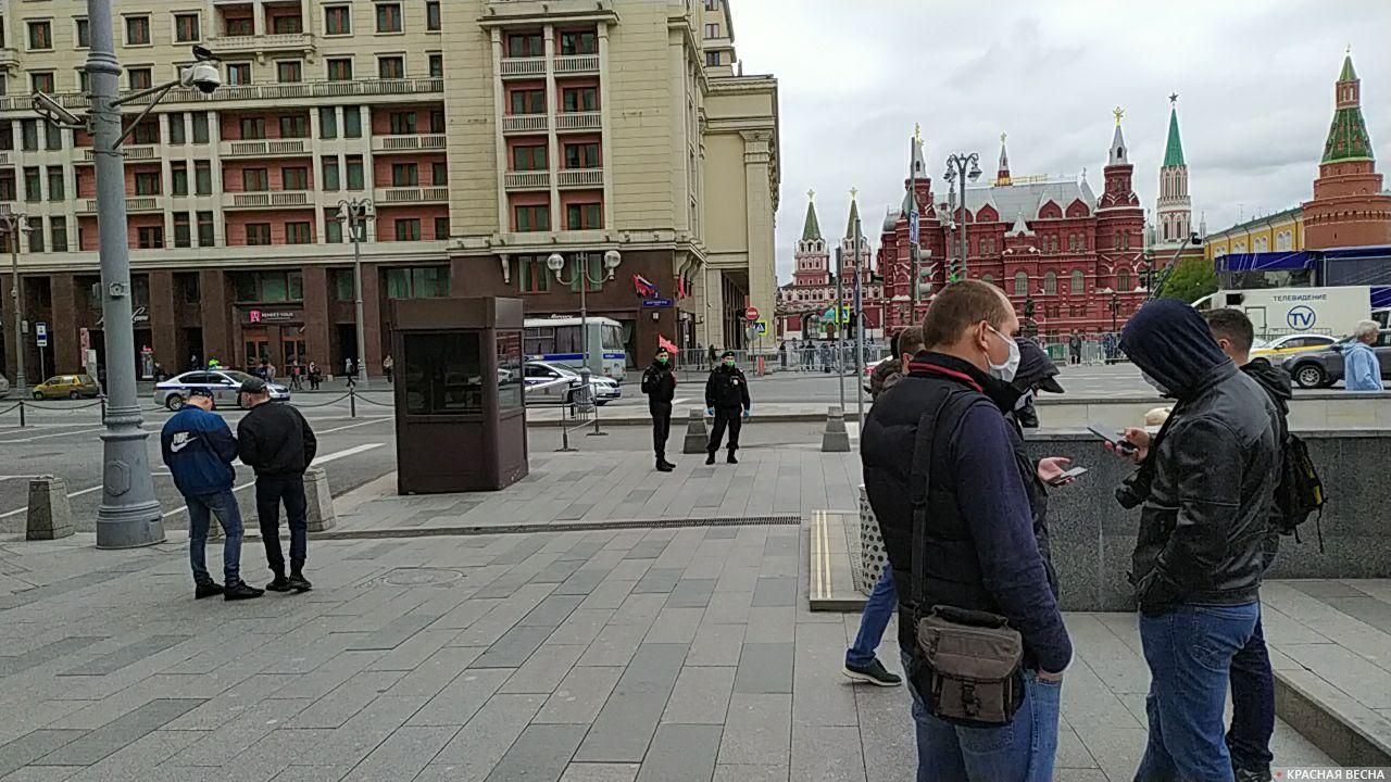 В ожидании открытия Красной площади и Александровского сада