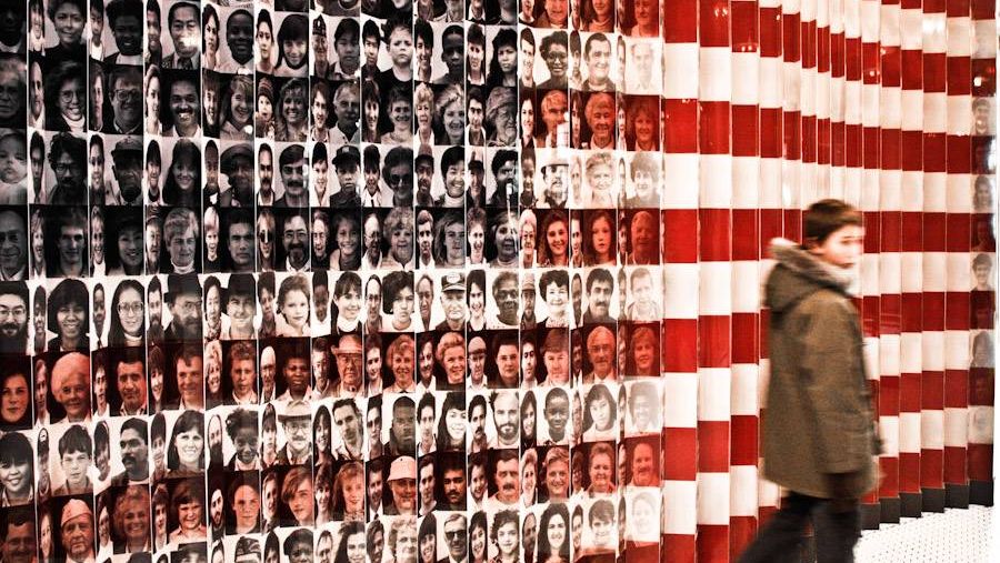 Портреты мигрантов на фоне американского флага