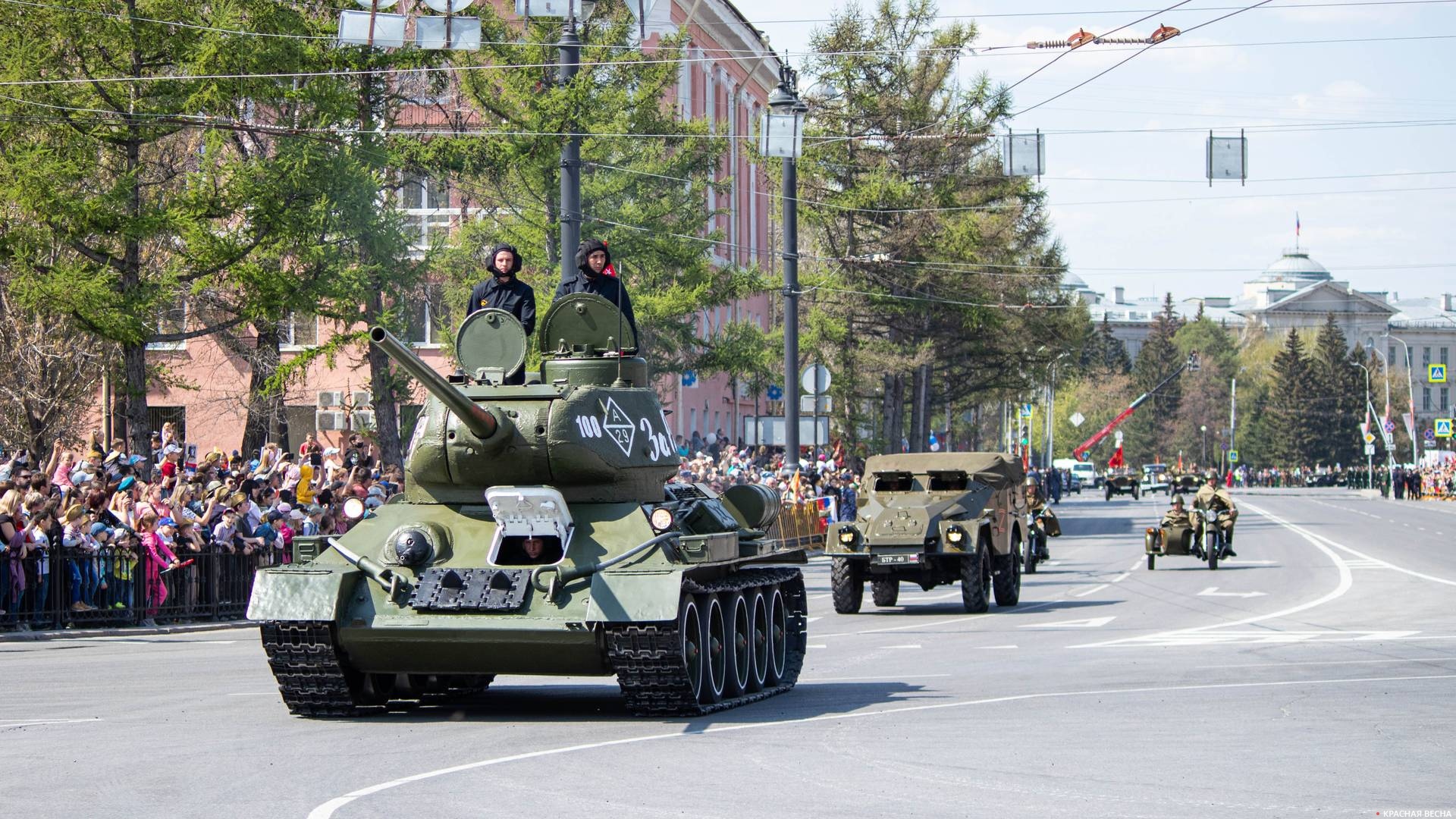 Проход военной техники. Впереди колонны танк Т-34 с копией Знамени Победы