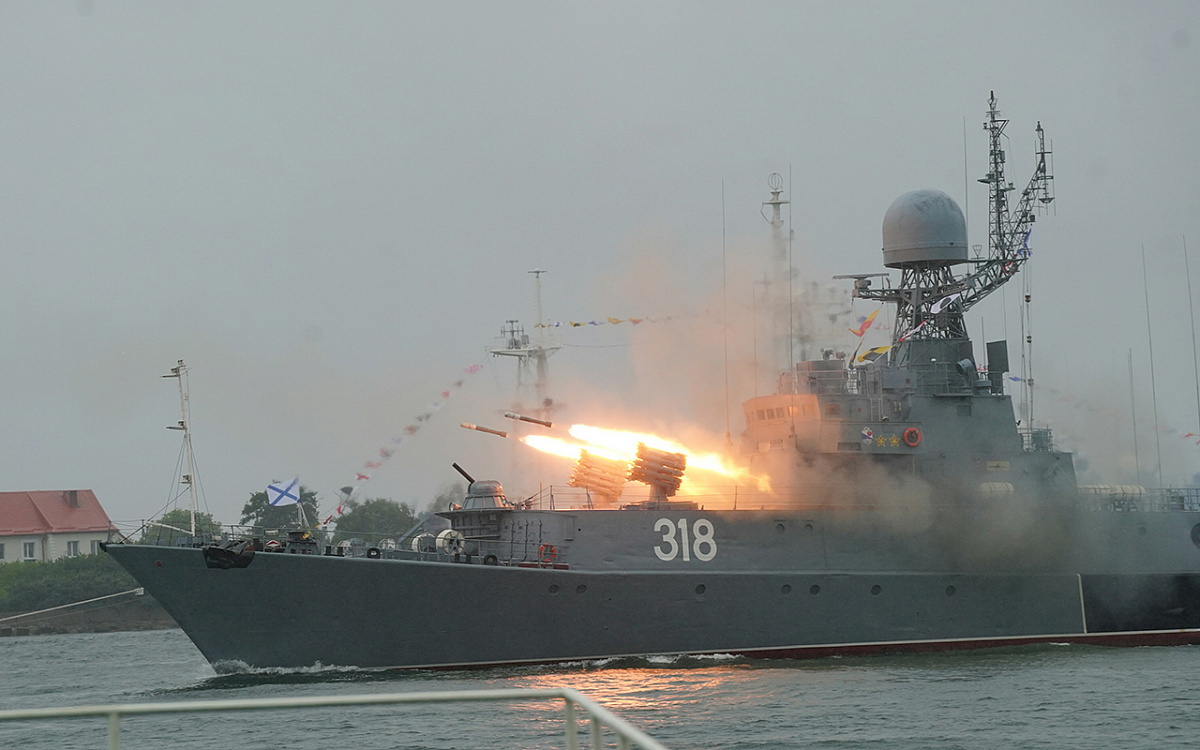 Демонстрация элементов морского боя на праздновании Дня Военно-Морского флота в Балтийске