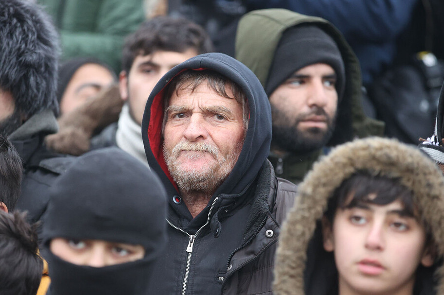 Мигранты у транспортно-логистического центра возле пункта пропуска Брузги