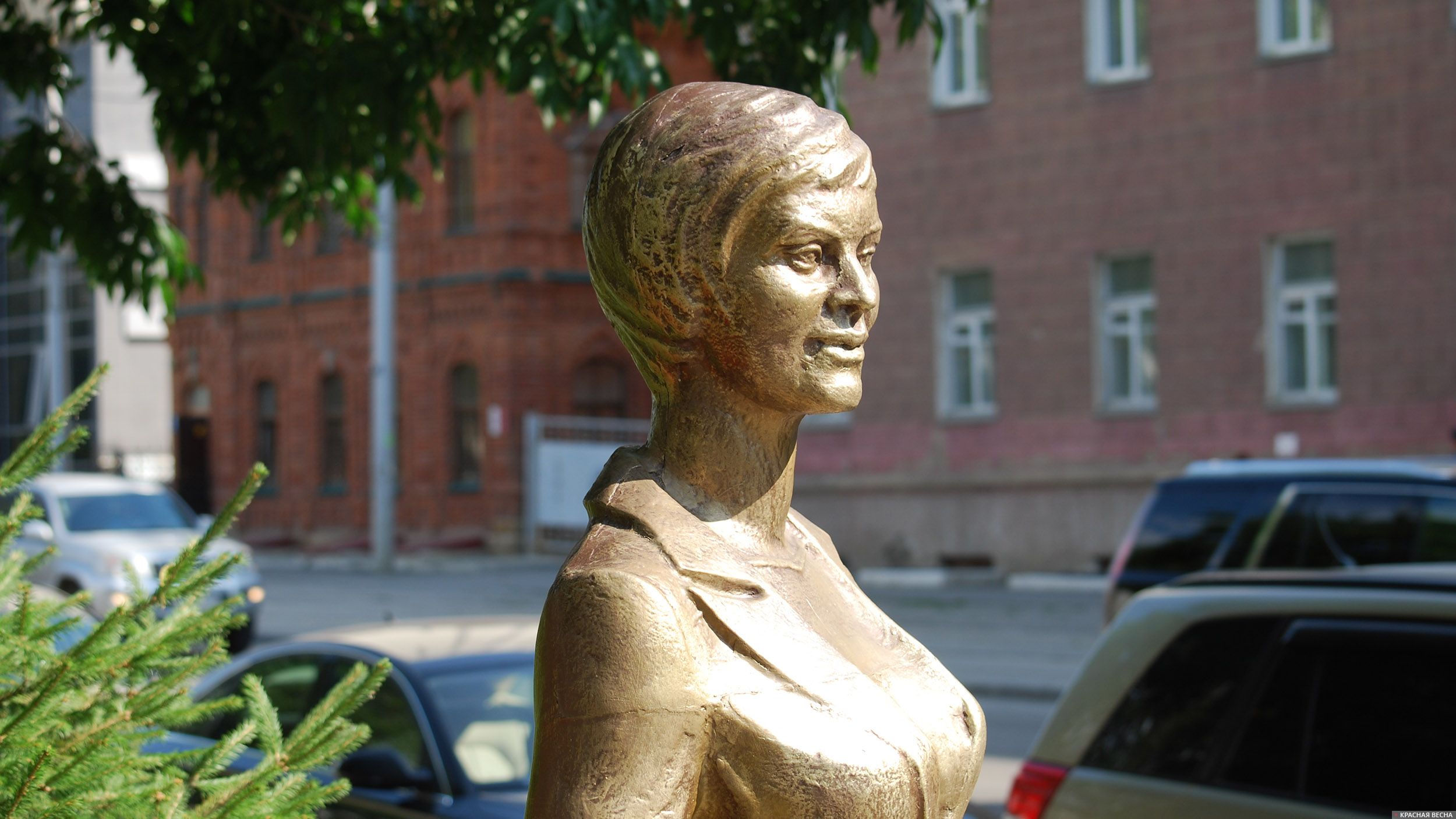 Новосибирск. Скульптура «Деловая женщина»