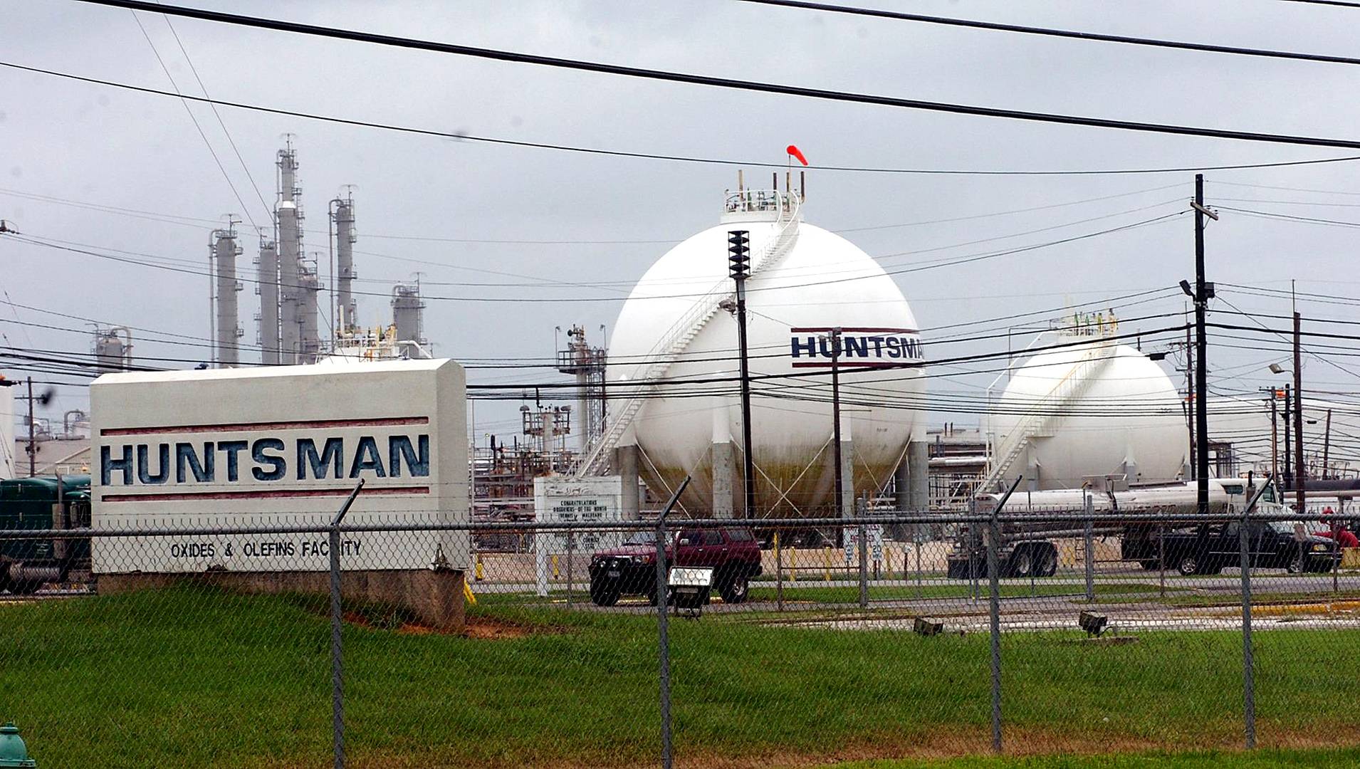 Химзавод Huntsman Corporation в Техасе (фото: chron.com)