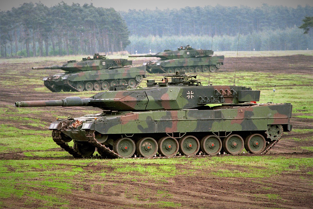 Танк Леопард 2A5 во время учебно боевой демонстрации