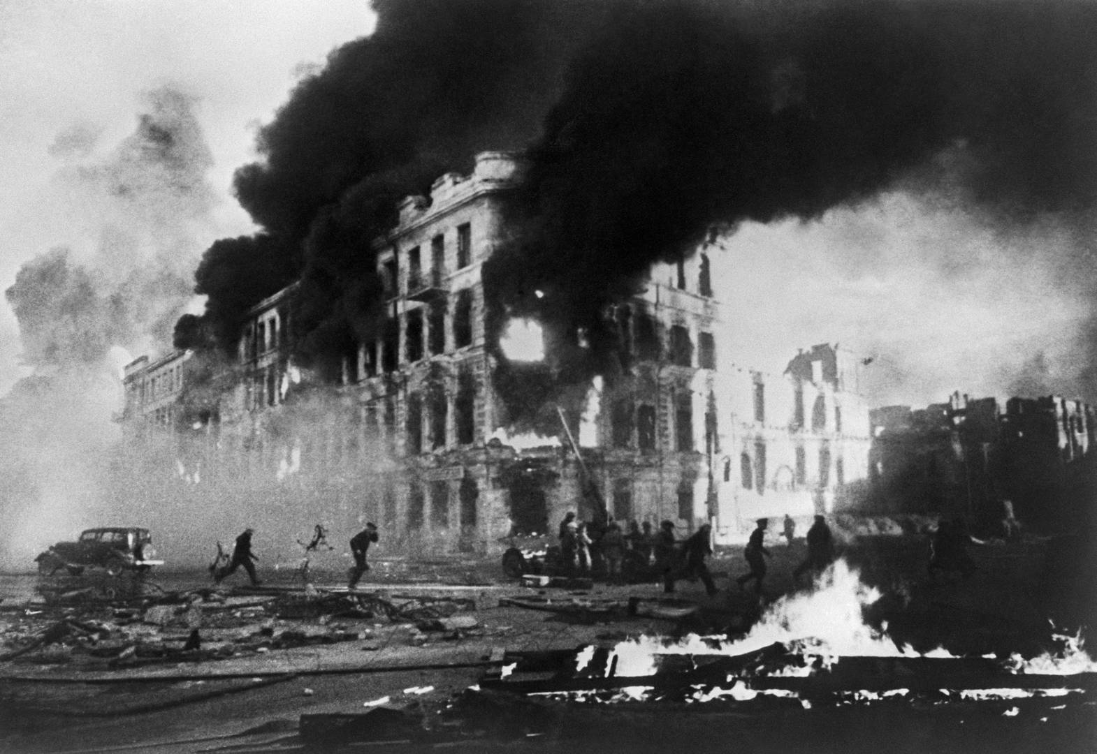 Сталинград во время налета вражеской авиации. 1942