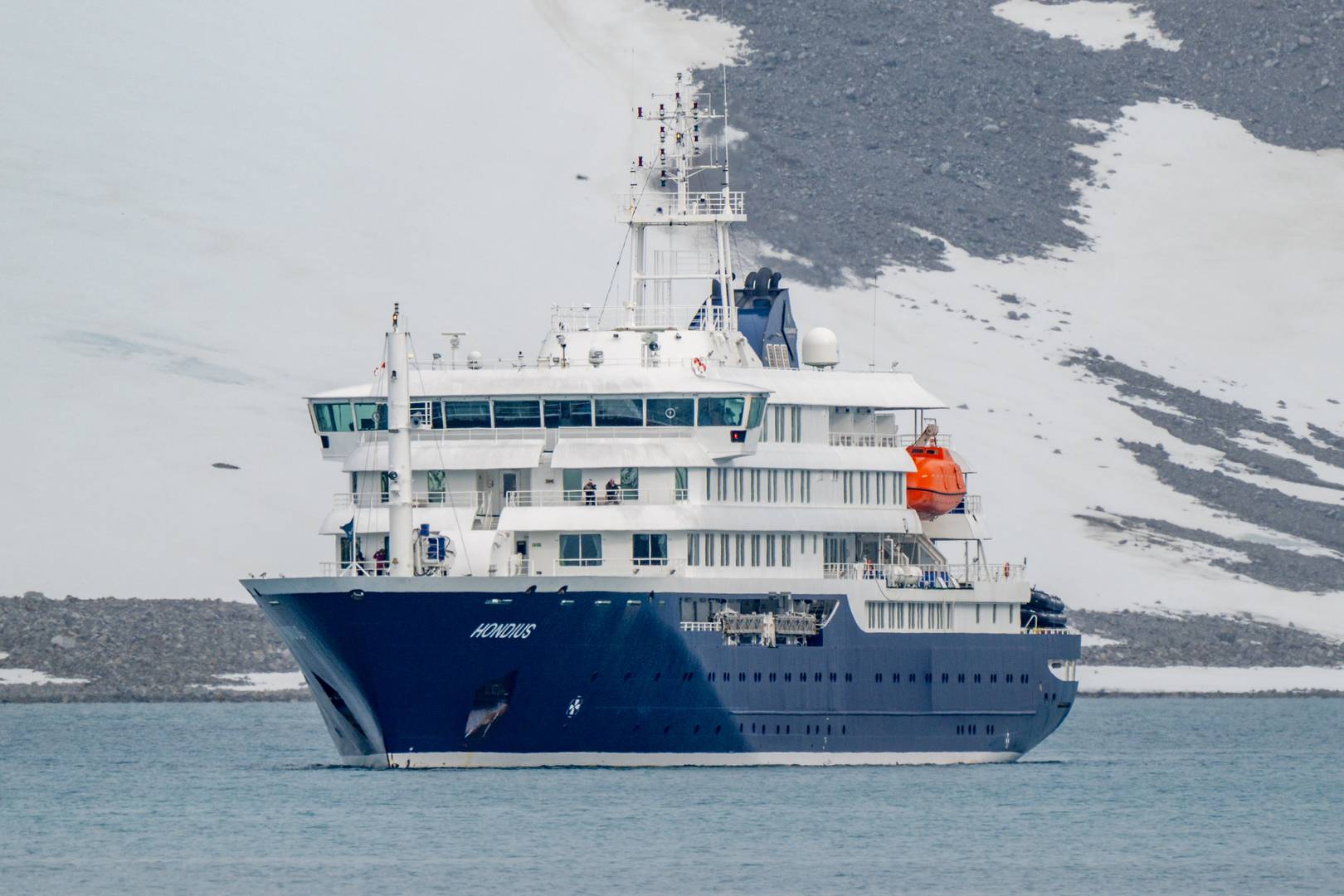 Круизный лайнер MV Hondius
