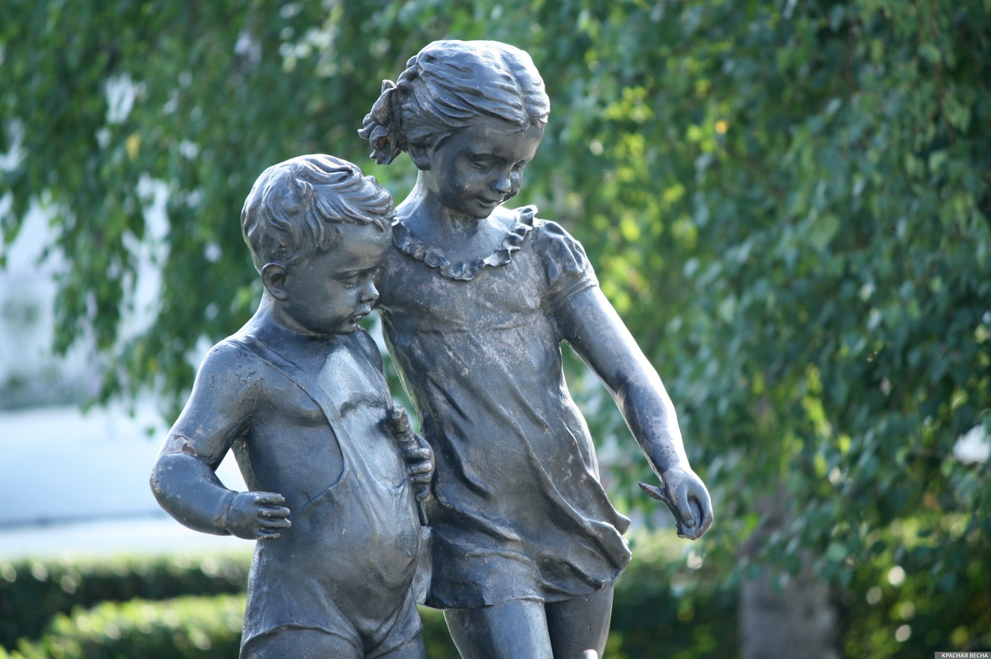 статуи детей