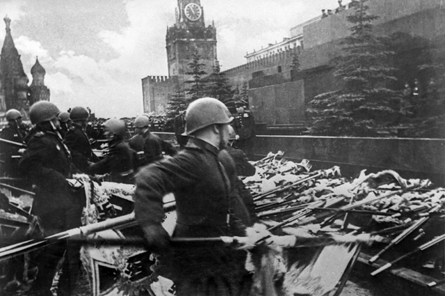 Парад Победы на Красной площади в Москве 24 июня 1945 года в ознаменование разгрома фашистской Германии во Второй мировой войне 1939–1945 годов