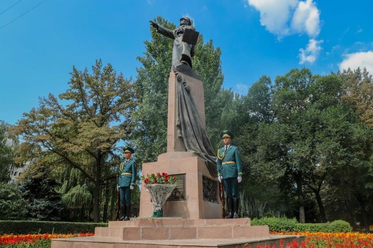 Памятник генерал-майору Панфилову в Бишкеке