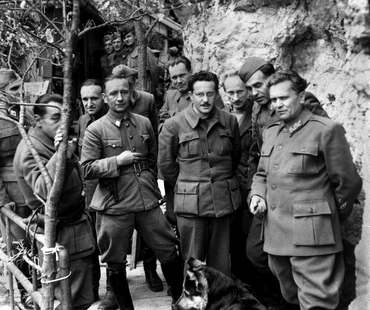 Иосип Броз Тито со своим штабом в горах Югославии. 1944